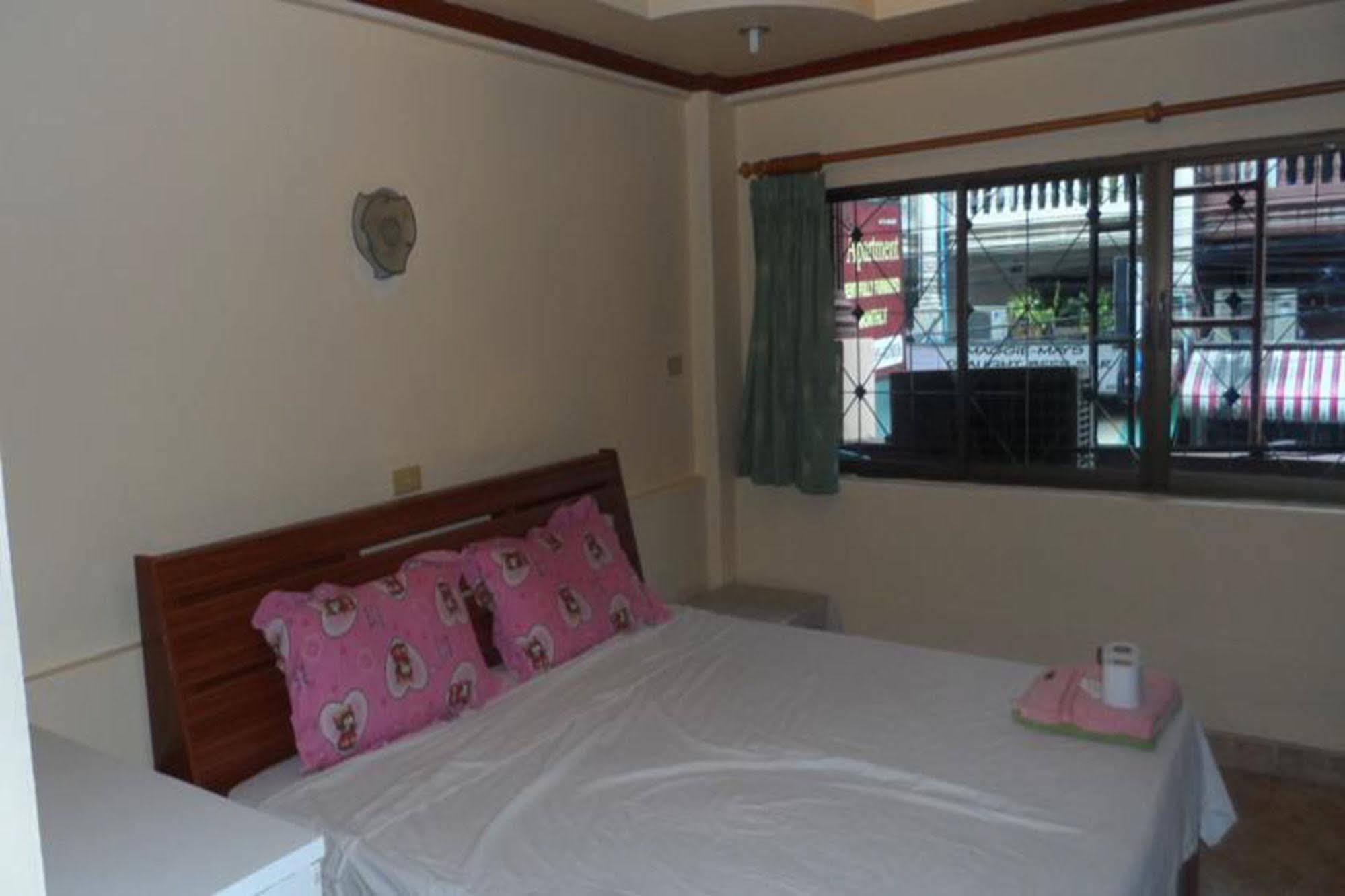 S-One Guesthouse Pattaya Bagian luar foto